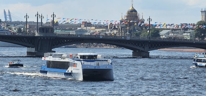 Аренда теплохода 'Форт Тотлебен' в Санкт-Петербурге