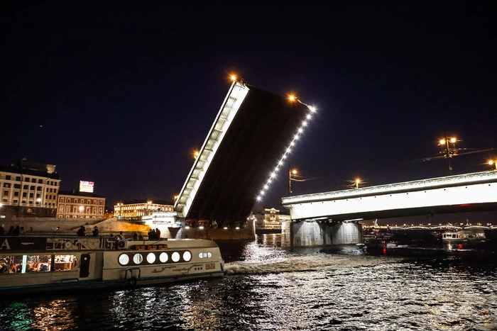 Мосты повисли над Невой