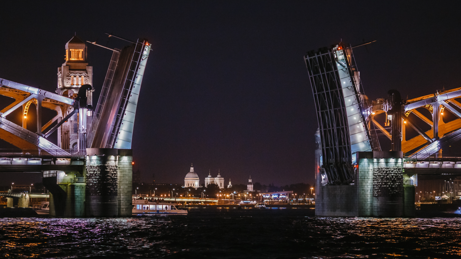 Прогулки по неве ночные на разведение мостов. Разводной мост в Санкт-Петербурге. Разводной мост в Санкт-Петербурге Дворцовый мост. Ночная экскурсия по Санкт-Петербургу разводные мосты.